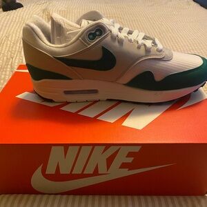 Nike Men's White and Green Sneakers
Men’s 8.5
Women’s 10